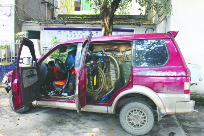 交警追30公里逼停逆行越野查获枪支切割机冰毒