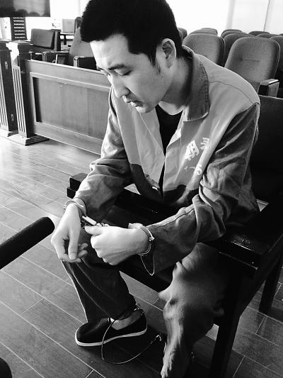 男子为见女友刀劫人质受审称“是被彩礼逼的”