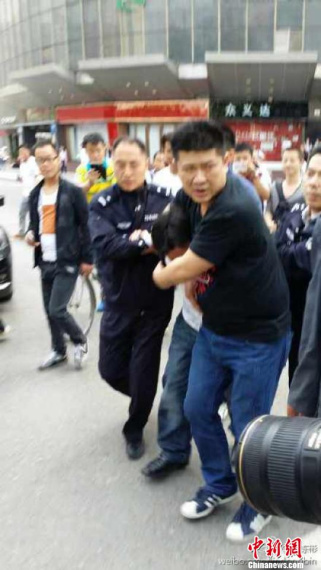 南京新街口银行人质劫持事件:劫持者十分钟内被抓