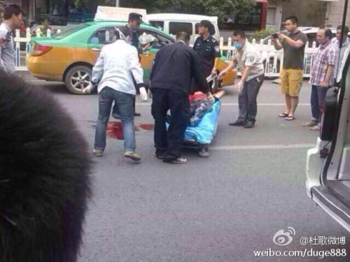 西安一男子闹市区持刀伤人后自残致一死一伤(图)
