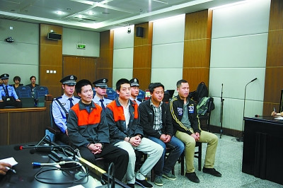 年轻“血头”非法组织卖血受审女大学生牵涉其中
