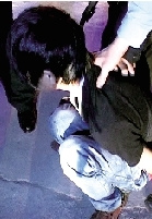 少年进屋抢钱倾诉上班不易两女孩夺刀报警(图)