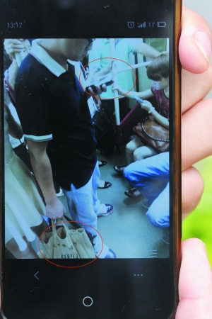 变态男用针孔摄像头偷拍裙底被抓后仍抵赖(图)