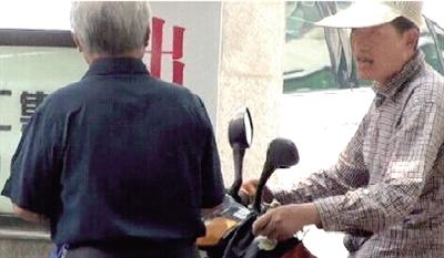 男子掏100元假币让人找零1天6名老人上当(图)