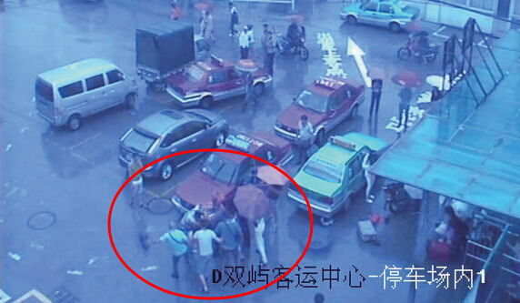 旅客被拉客的哥挡道发牢骚遭出租车司机群殴(图)