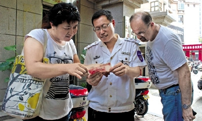 男子街头持假币行骗连孩子义卖款都不放过(图)