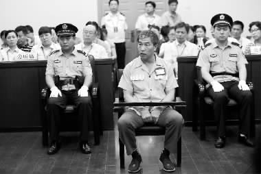 陆俊减刑案庭审现场:虽无激烈交锋也非一团和气