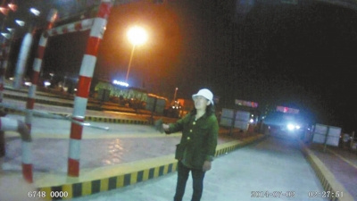 Ů�ӳ�20���׳���ҹ���շ�վ�ҿ��������ֶ��У�ͼ��