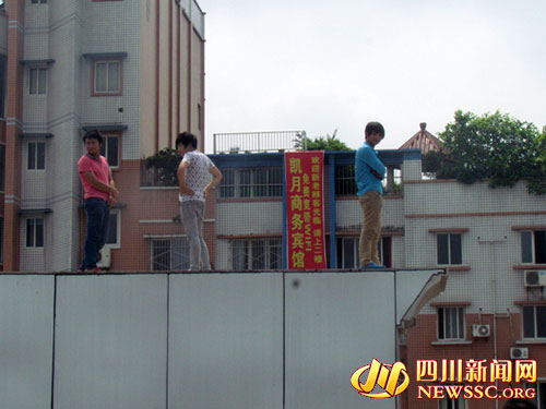 三男子欲跳楼讨薪消防成功解救老板当场答应给钱