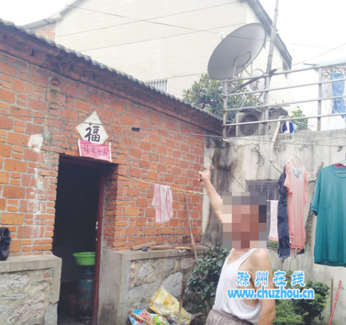 小偷被百人围堵窜屋顶持刀与民警对峙3小时(图)