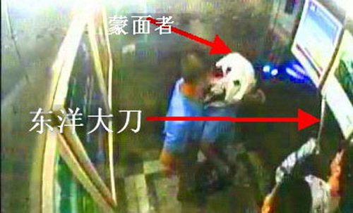 男子举报烧烤摊扰民4男子持砍刀上门搞破坏(图)