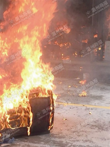 疑因不满工资结算辞职女工泼汽油与老板双双烧伤