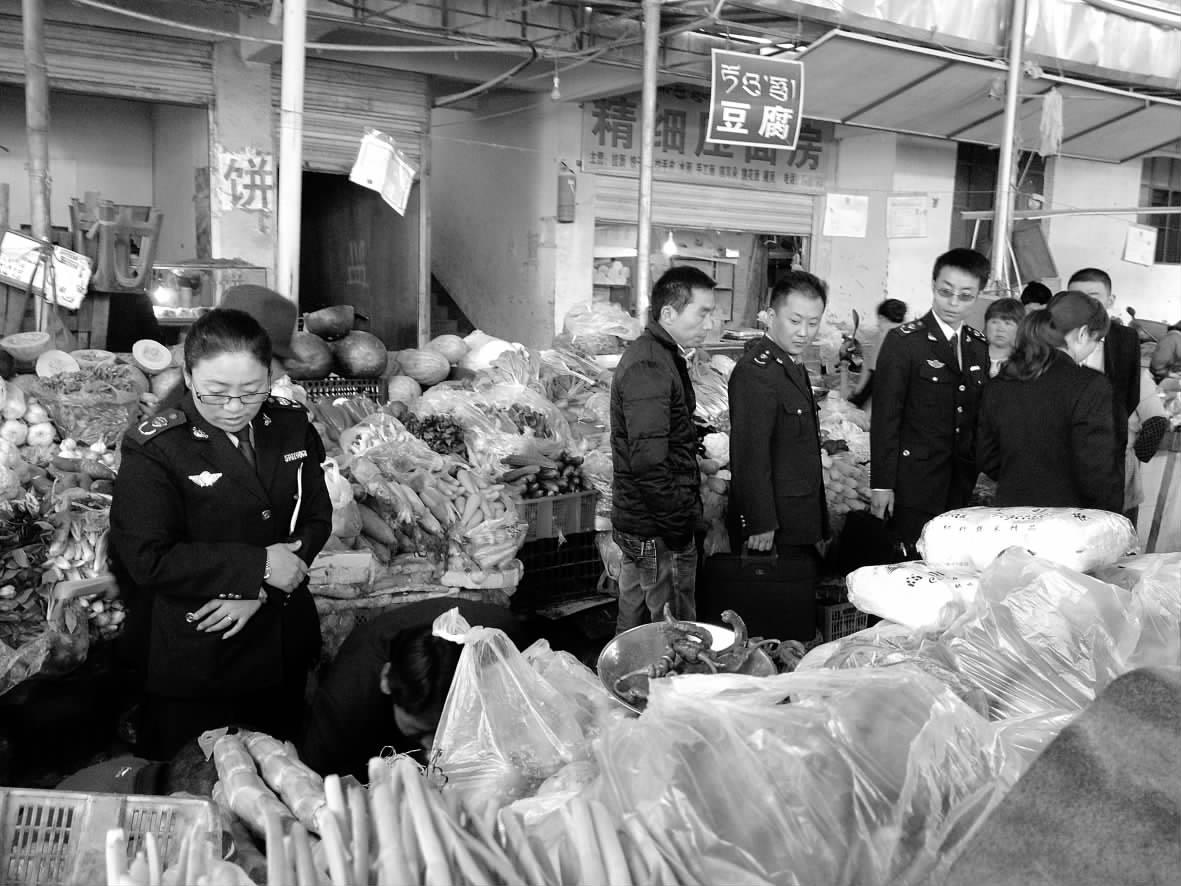 拉萨查获拟转运67.5万个一次性塑料袋案件(图)