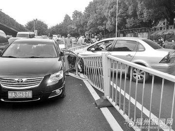 女司机疑似开车睡觉撞小学旁护栏无人员伤亡(图)