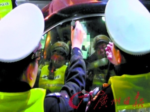 男子酒驾被查后冲卡交警破窗将其制服(图)