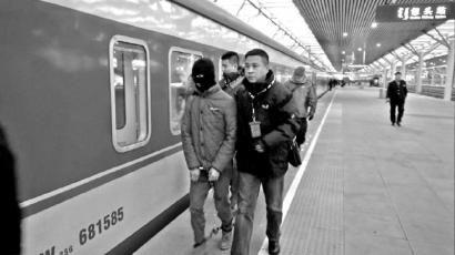 女子被劫后将手机藏内衣与家人保持通话获救