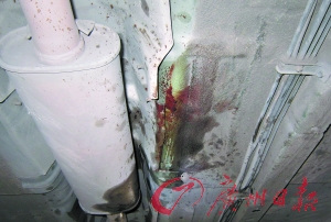 行人被小车刮倒后遭路过出租车碾压致死的哥逃逸