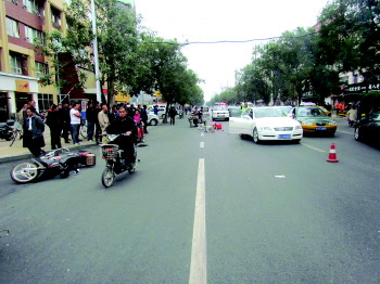 男子无证醉酒骑无牌摩托连撞两车欲逃跑被抓获