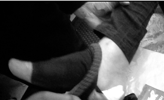 瘾君子将毒品藏匿于袜子中被铁路乘警查获(图)