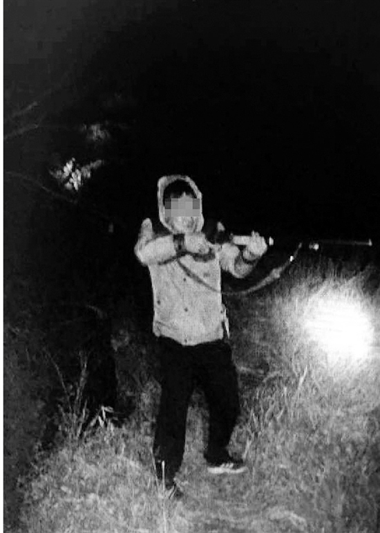 两小伙见到真枪太兴奋借枪拍照耍酷被拘留