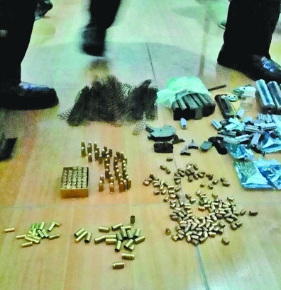 毒驾男逃避检查高速路口冲岗车内搜出自制枪弹(图)