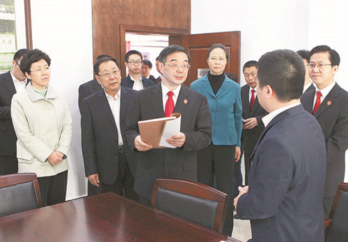 周强在四川调研时强调:让司法更加贴近人民群众