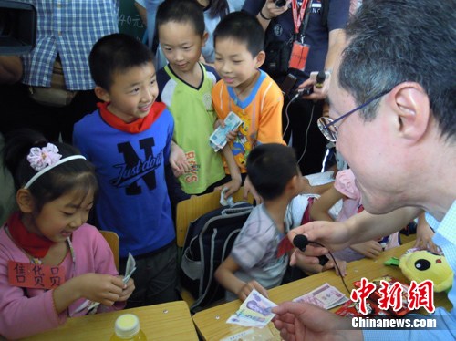 唐英年访香港援川项目和灾区学生“讨价还价”