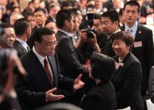 李克强向义工黄福荣家属问暖1分钟倾谈感动会场