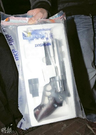 港假警察持玩具枪劫卖淫女财色再勒索时遭擒获