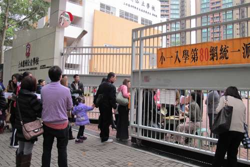 内地跨境儿童涌港读书香港部分小学学额不足(图)