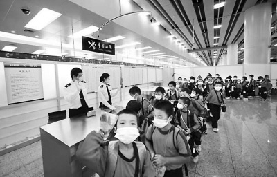 “双非”童挤爆香港学校港教育体系面临沉重压力
