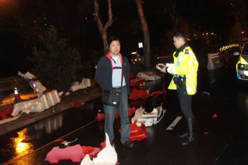 司机毒驾狂飙避警车截查连环三次狂撞的士尾