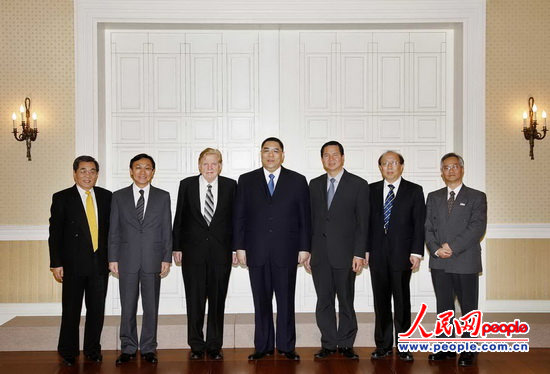 崔世安与诺贝尔经济学奖得主罗伯特·蒙代尔会面