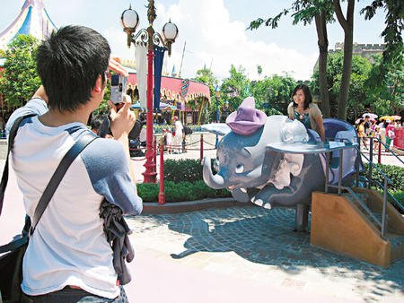 传香港迪斯尼对夸张拍照下逐客令园方回应(图)
