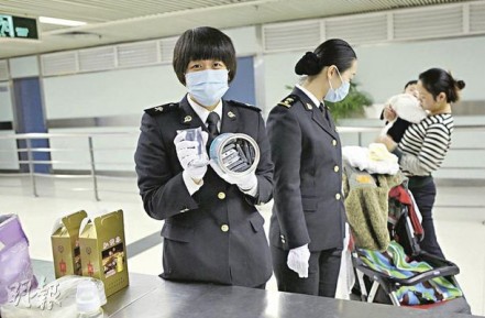 香港一女子用婴儿车奶粉罐走私手机遭捕