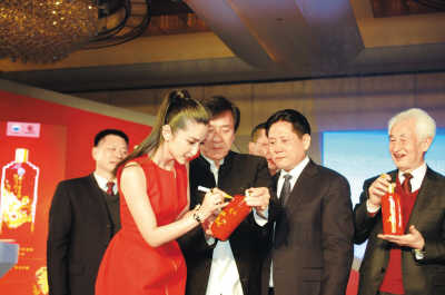 茅台成龙酒推向世界市场售价引发争议