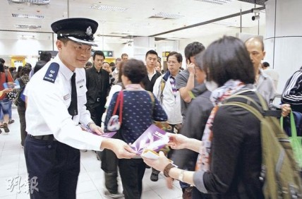 港铁智能手机扒窃案大增常以拉耳机线偷走电话