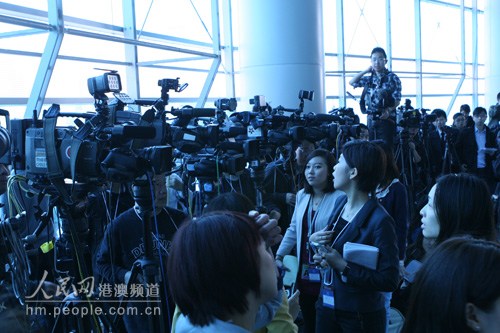 香港行政长官选举开始投票选委投票前收起手机