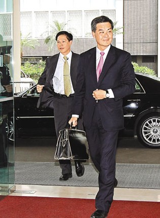 梁振英与公务员团体会面兑现“听定撑”竞选承诺