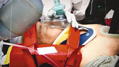 香港8旬老翁疑闯红灯遭小巴撞飞身亡