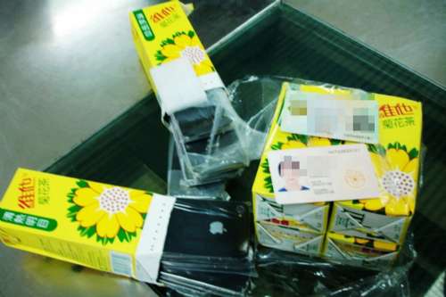 罗湖口岸查获水客新招菊花茶盒藏iPhone(图)