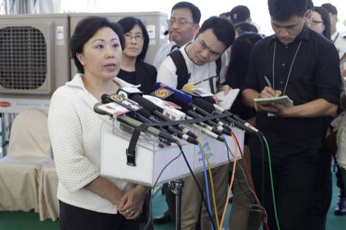 郑汝桦引名句表心迹明示届满将不留任下届政府