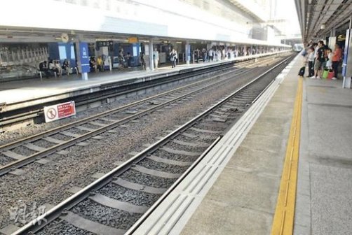内地男子欲小解惹跳轨惊魂港铁称此举触犯附例