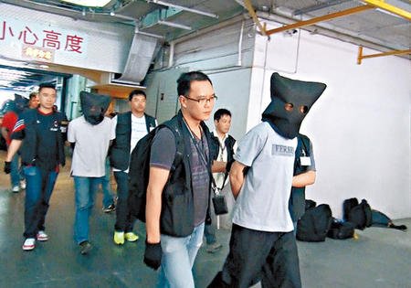 交警开枪轰毙凶徒案警方捣黑帮“避风港”拘九人