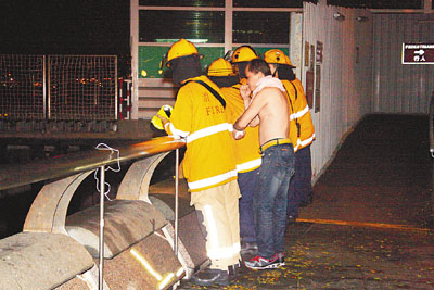 女友爱犬堕海香港一“旱鸭子”男子冒死救(图)