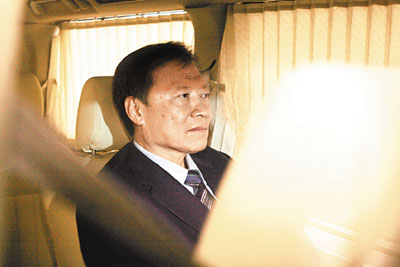 新地郭氏兄弟及许仕仁等到香港廉署报到续准保释