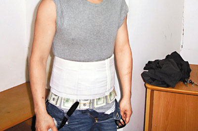 港男子身绑25万美元闯关被罗湖海关截获