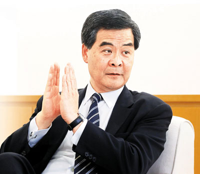梁振英谈经济施政思路:既要看着台风也要做生意