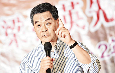 梁振英频访社区与民座谈称发展经济解跨代贫穷