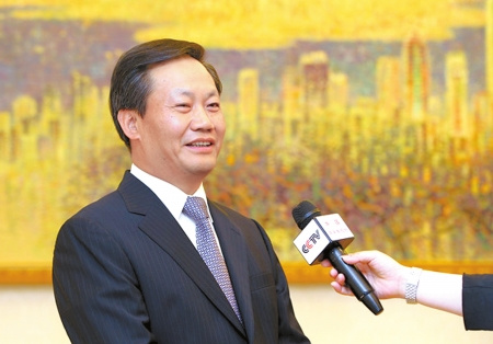 中联办主任彭清华:香港的哥大多会讲普通话了